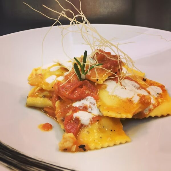 Ravioli burratina e mandorle con pomodorino pachino e battuta di rana pescatrice
