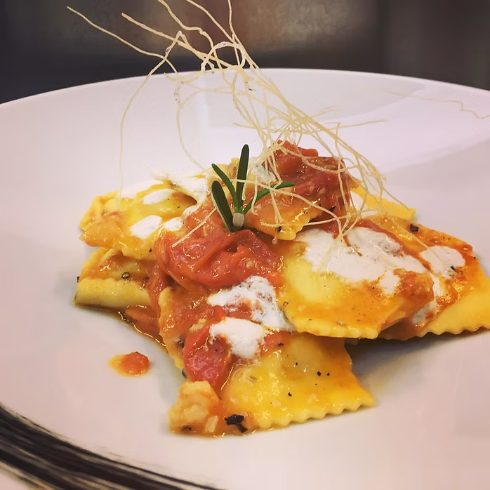 Ravioli burratina e mandorle con pomodorino pachino e battuta di rana pescatrice